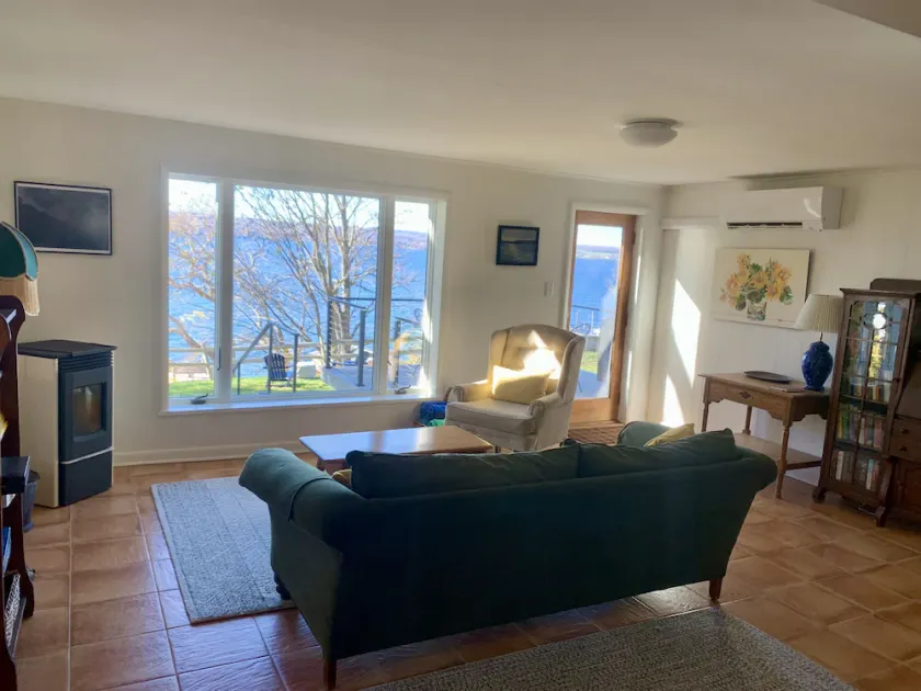 Remodeled Cayuga Lake Cottage - nice yard & waterfront, near Treleaven winery - Image 1