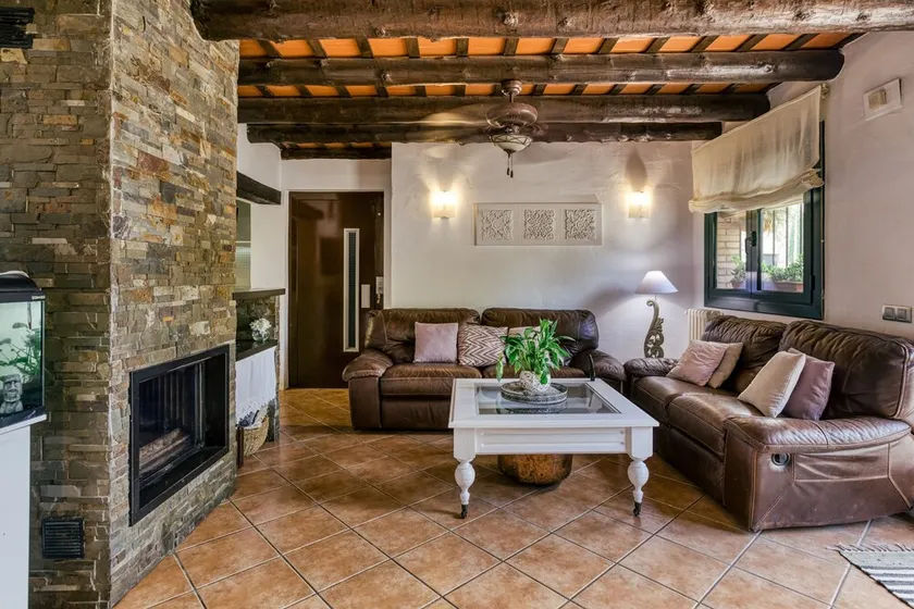 Country House 'El Paller' with Balcony and Wi-Fi - Image 1