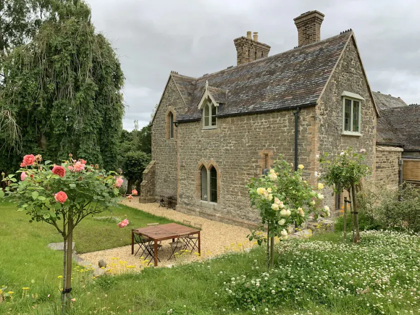 Charming gothic house with a lovely terrace and garden - Image 1