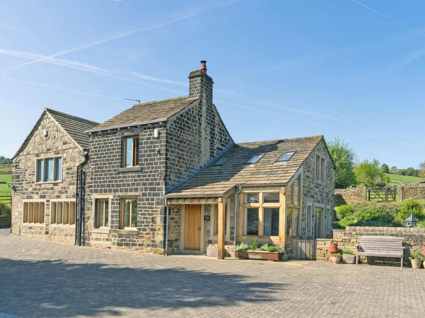 2 bedroom accommodation in Luddendenfoot, near Hebden Bridge - Image 1