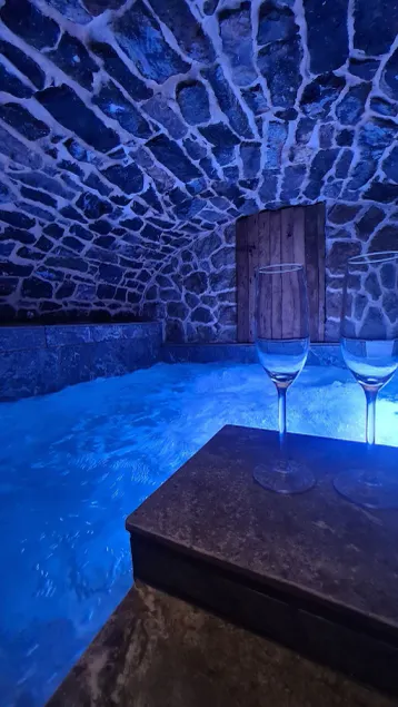 Magnificent farmhouse with hot tub in vaulted cellar - Image 1