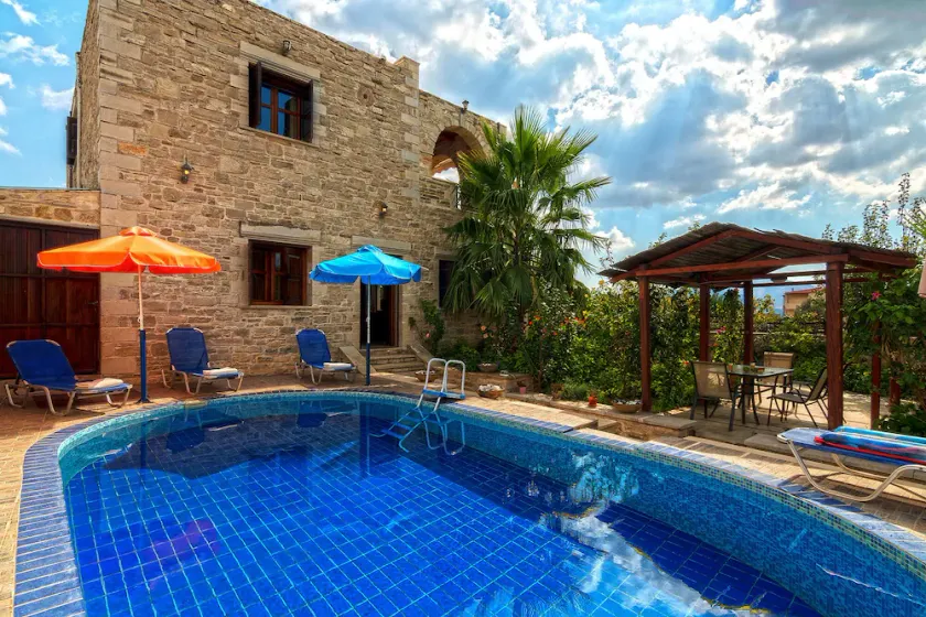 Delightful stone holiday house surrounded by countryside - Image 1