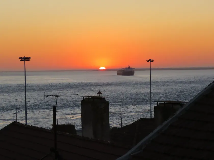 TEJO HOUSE RIVER Lisbonne (Cacilhas) - Image 1