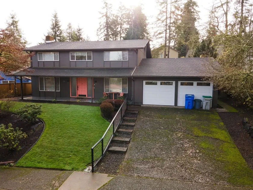 6BR-Spacious-Bright-Modern - Image 1