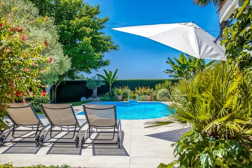 Holiday Home in Barry-d'Islemade with Pool - Image 1