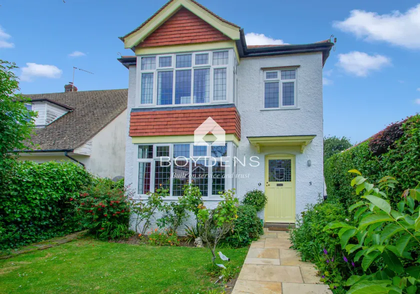 Located in one of the popular Frinton Avenues within walking distance of shops, cafes and beaches - Image 1