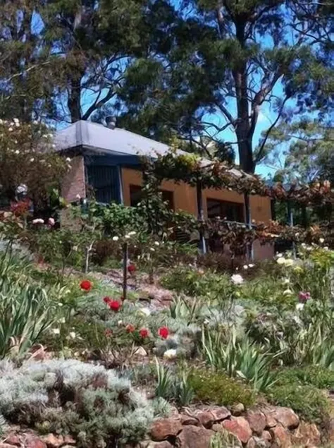 Small farm living  beautiful mountain views- acres of spectacular country garden - Image 1