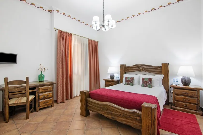 Camera 'Quarto Vermelho - Vista Cortile' con Piscina Condivisa, Wi-Fi e Aria Condizionata - Image 1