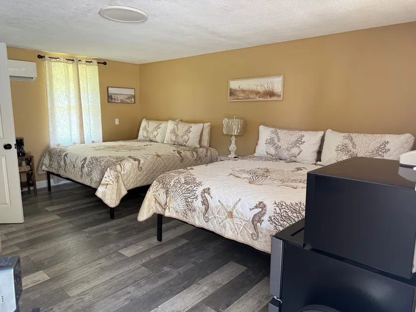 Motel at KY Lake. Seaside Lounge - Image 1