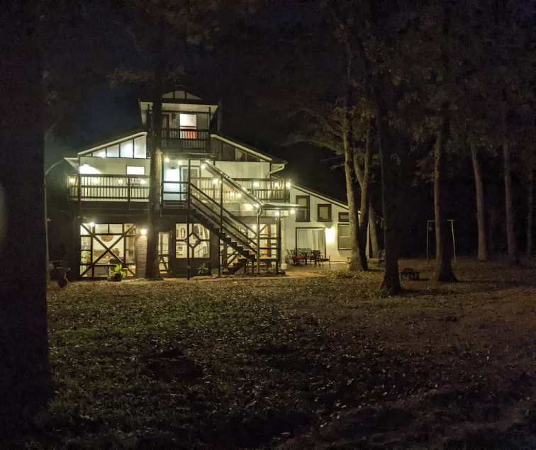 Rustic modern cabin surrounded by trees and large yard 25 miles from Waco/Temple - Image 1