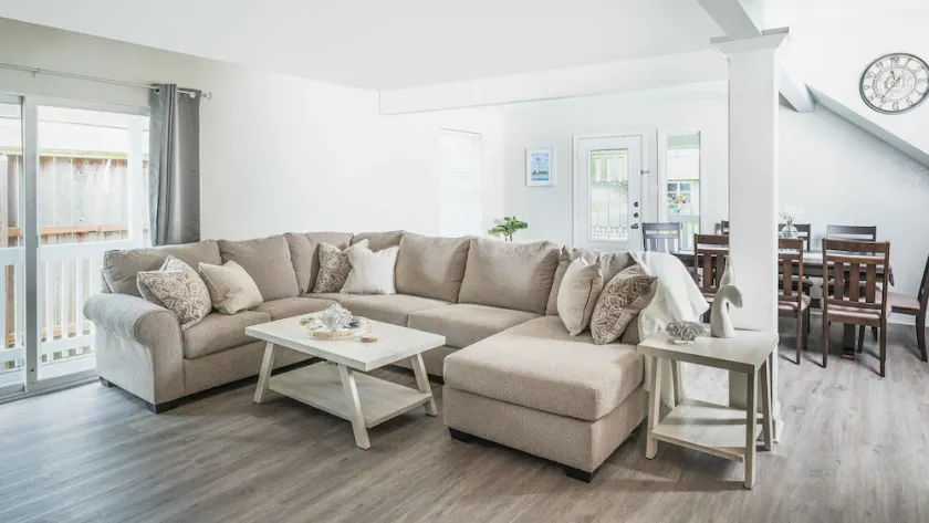 New updated 1.5 blocks to beach, 5 min walk, 4 bedroom 3 bath, king size bed, - Image 1