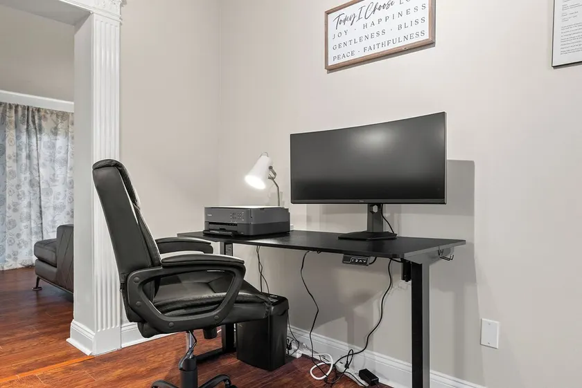 Family and pet friendly. Dedicated work station with local attractions. - Image 1