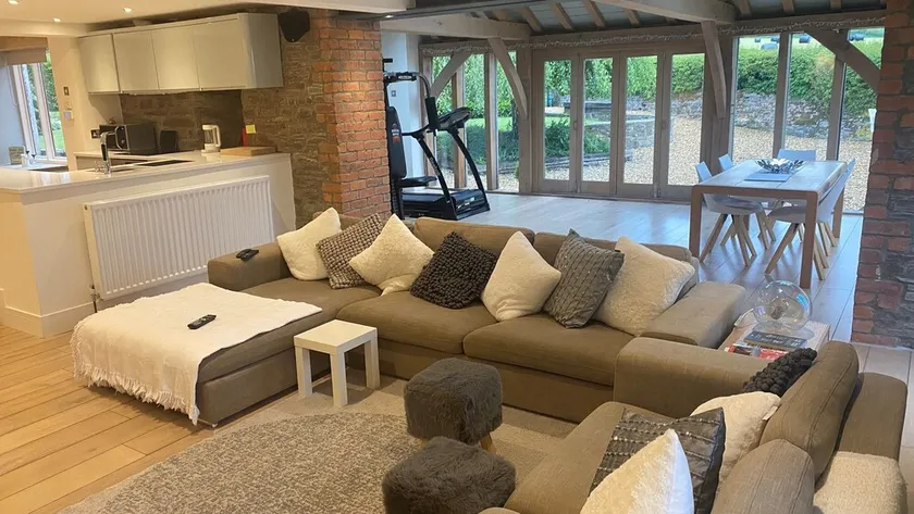 Beautifully appointed property at the foot of the Black Mountains. - Image 1