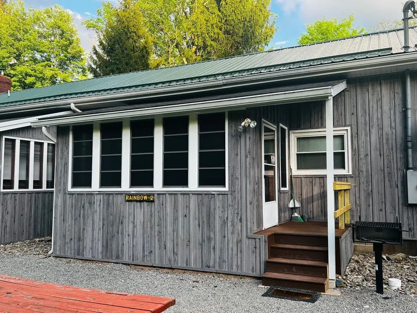 RIVERSIDE RENOVATED 1950's schoolhouse, HOT TUB, Pellet Stove, Pet Friendly - Image 1