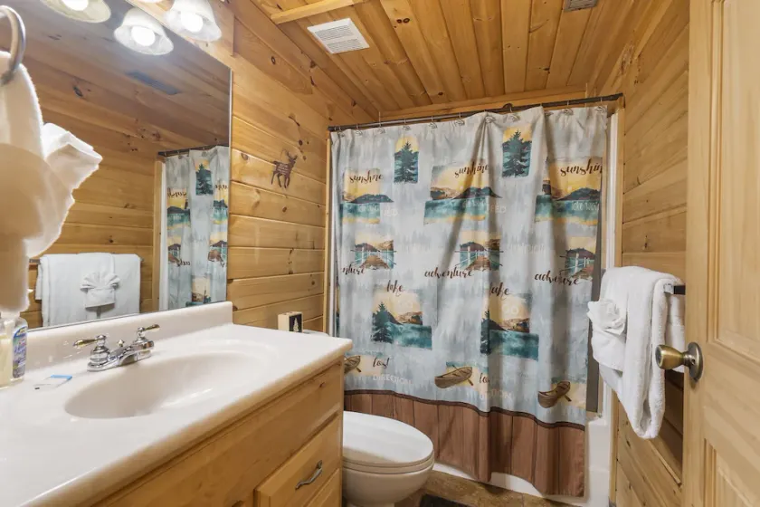 Cabin isolé incroyable, emplacement idéal, bain à remous, ponts avec vue, mezzanine, table de jeu, près de Big Cedar Trophy Buck - Image 1