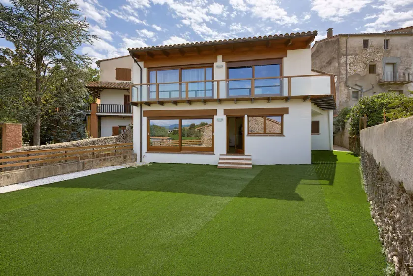 Village house with 4 bedrooms - Image 1
