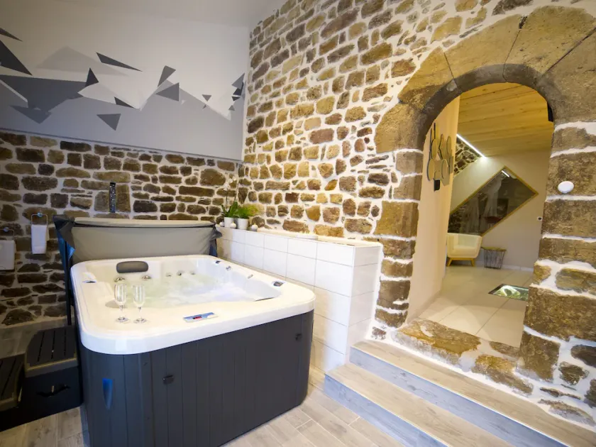 La Cazette: unusual romantic suite with private spa - Image 1