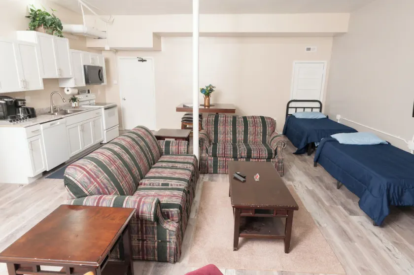 2 Bed, 1 Bath, Ground Floor, Sleeps 7, Loft Style Open Concept Apartment - Image 1