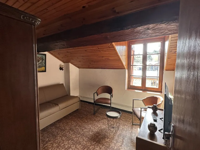Apartment on 3rd floor of a village house - Image 1