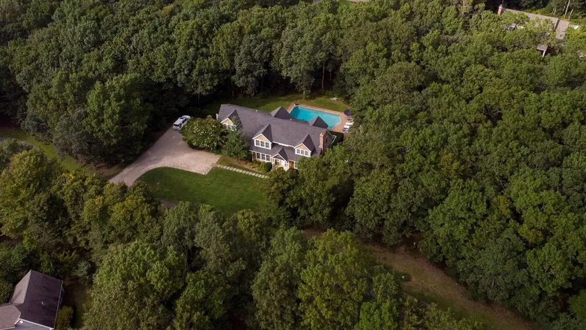 Eastern Way: 3300 'Classic East Hampton Home avec divertissement en plein air abondant et piscine chauffée en gunite - Image 1