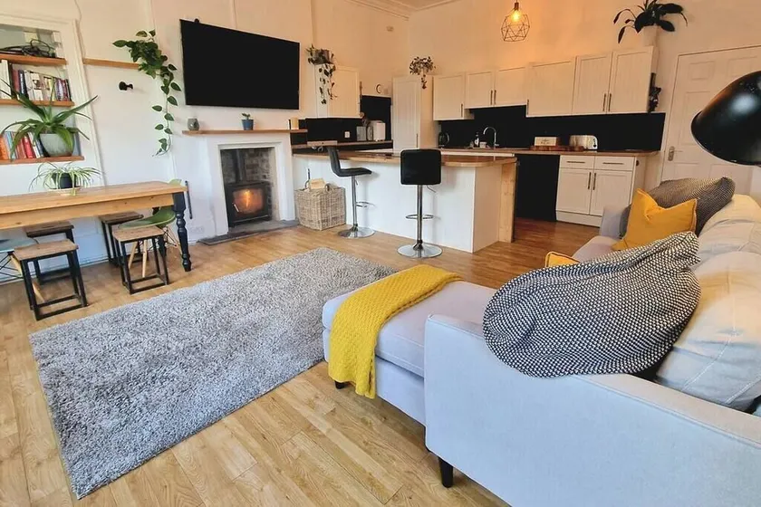 Spacious 2 Bed/Bath Central Apt, Parking & Garden - Image 1