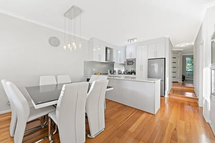 Modern Scarborough Townhouse - Image 1