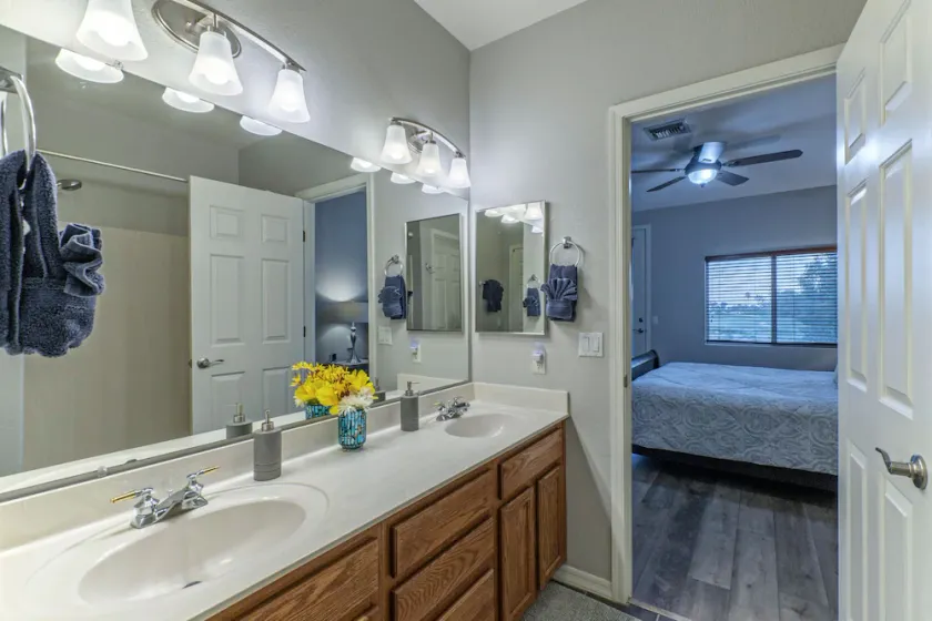 Superstition Lakes 3 BR Condo w / Kamin & Balkon; Golf Ansichten; Ideale Lage - Image 1