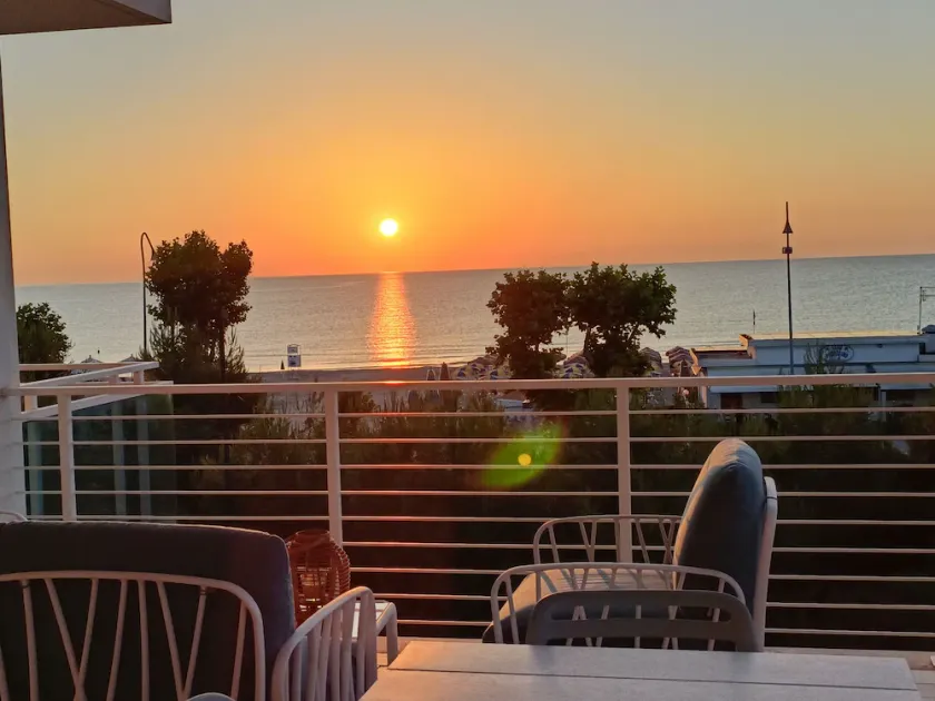 Seafront, apartment with wonderful terrace - Image 1