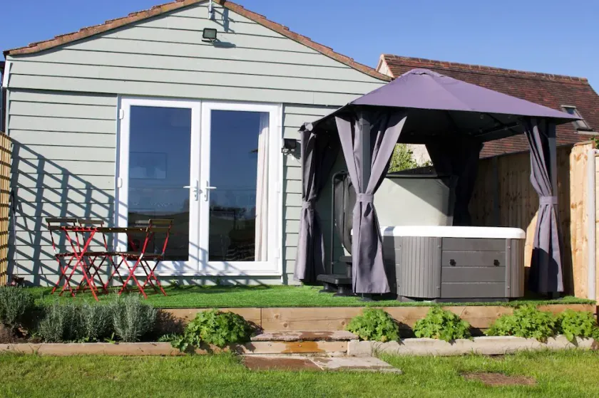 Tranquil Location with Exclusive HOT TUB -  1 bedroom  - Image 1