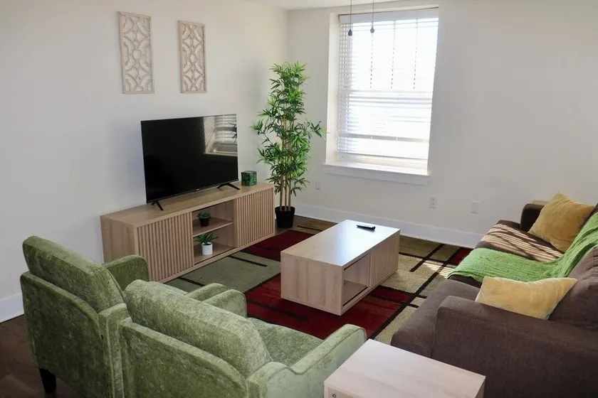 Cozy Midtown Getaway Minutes From Downtown - Image 1