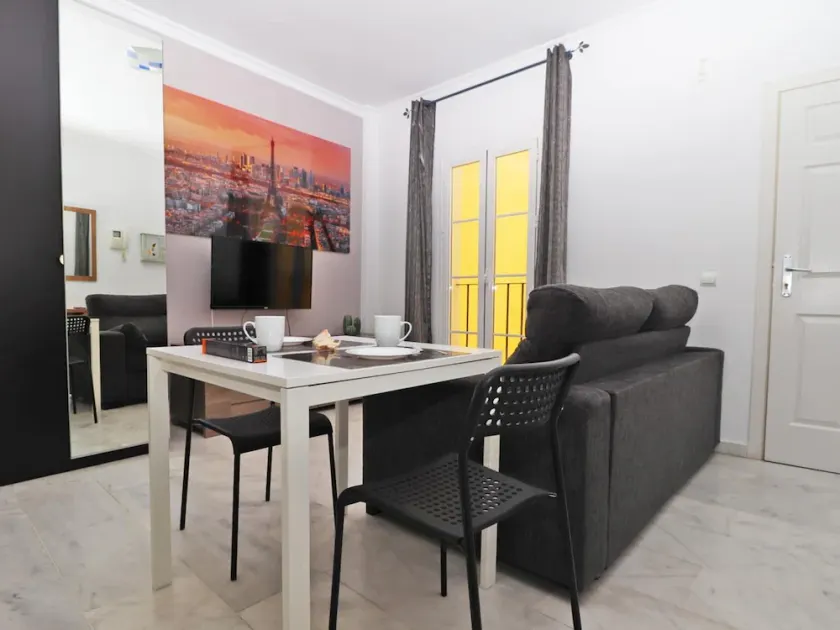 Relaxing 1Bedroom Apartment in the Heart of Malaga - WIFI&AC - Image 1