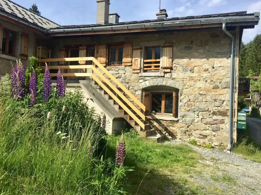 Authentic stone and larch chalet, 350 m from the gondola, sleeps 8–9, 90 m² - Image 1