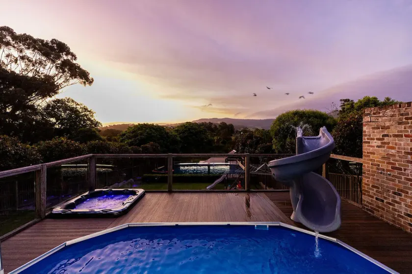 Retreat at Renfrew – Entertainers Delight with Spa, Pizza Oven & Sunset Views - Image 1