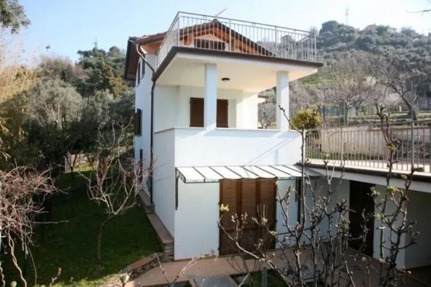 New beautiful villa, close to the sandy beach. Large terrace. Garden. - Image 1