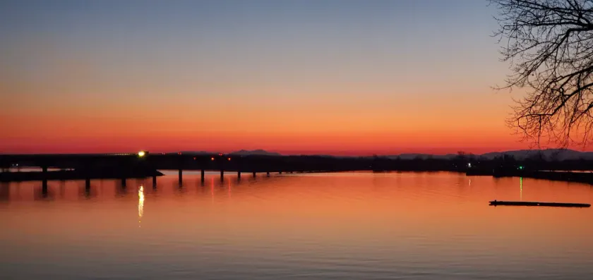 Year-Round: Amazing Sunrises, 150ft Shore, Private Boat Launch/Dock, Hot Fishing - Image 1