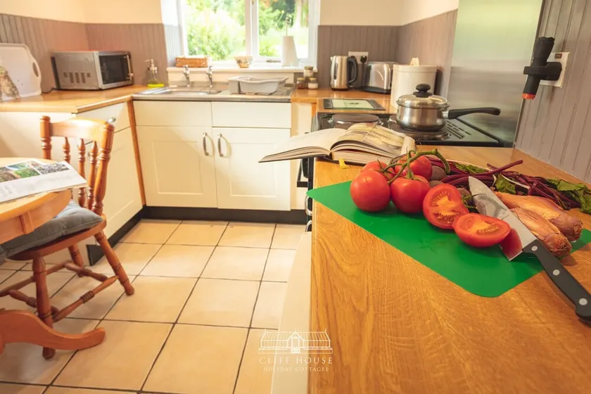 SGLYG - 1 bed Holiday Cottage with parking and EV - Image 1