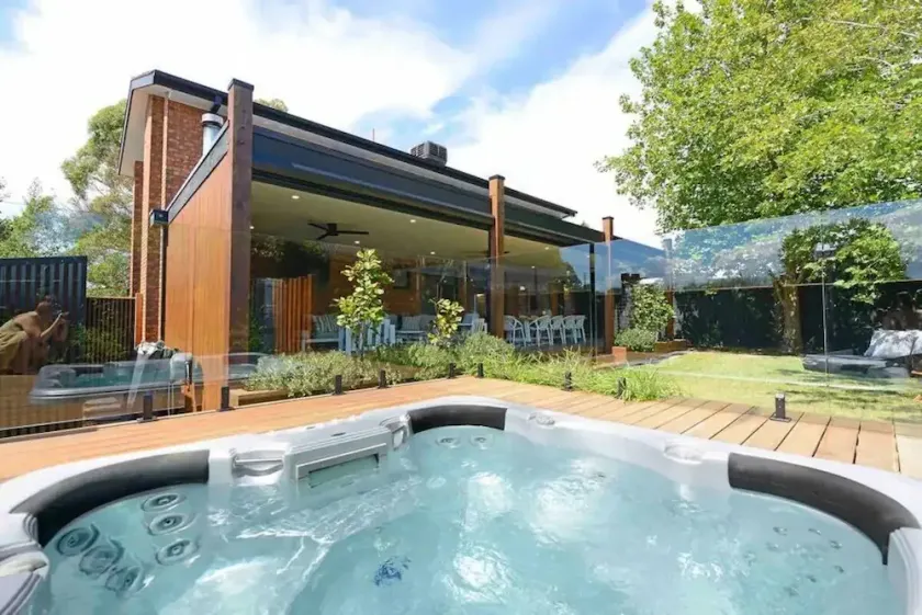 Nirvana Retreat - Large modern 5 bedroom house with outdoor spa - Image 1