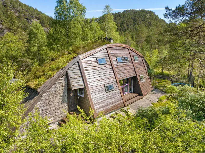 Vestlandet. Usædvanligt arkitekttegnet sommerhus. Fredelige omgivelser. I nærheden af vand. - Image 1