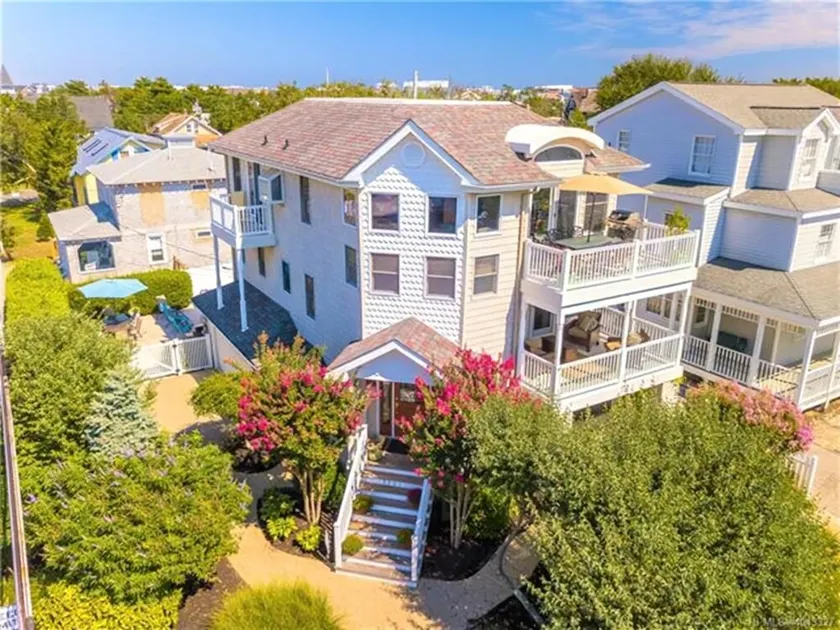4 bedroom accommodation in Spray Beach - Image 1