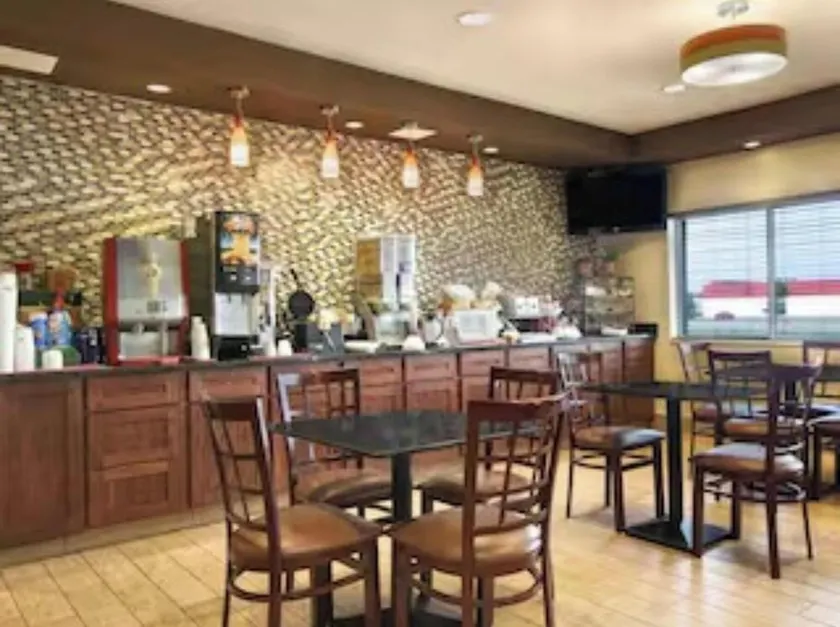 Saint Joseph Inn & Suites Benton Harbor Near I-94 - Image 1