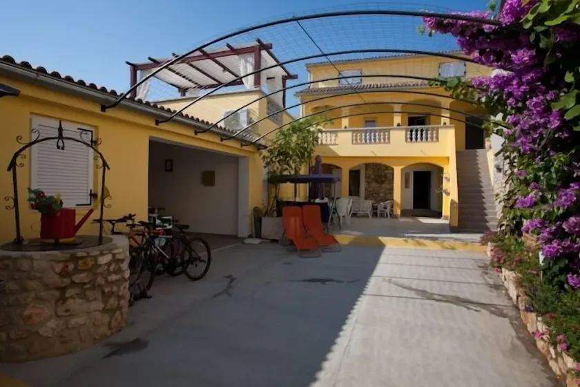 Three bedroom apartment with terrace Poljana, Ugljan (A-8523-a) - Image 1