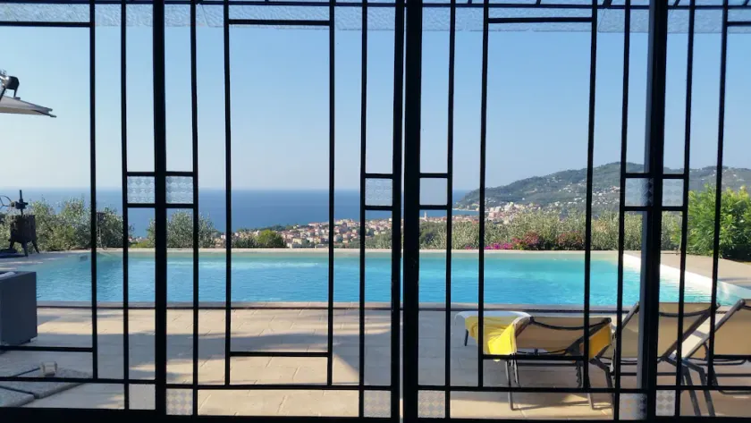 Wunderschöne Villa auf einem Hügel aus Olivenbäumen mit atemberaubendem 360 ° Blick auf die Bucht und die Hügel - Image 1