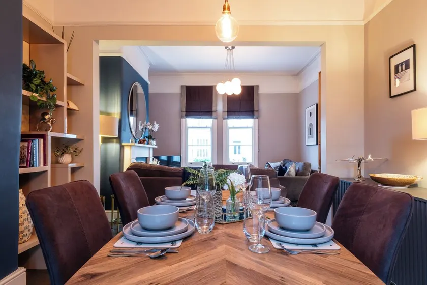 Stunning 2BD Townhouse in Cheltenham - Image 1