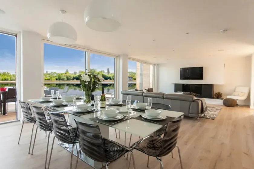 Longcross Waters, Lakes by Yoo, sleeps 10 +4 kids, spa access, 2 dogs welcome - Image 1