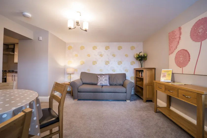 30 Trinity Mews - coaching mews just a few steps from harbour and town centre in quiet cul de sac - - Image 1