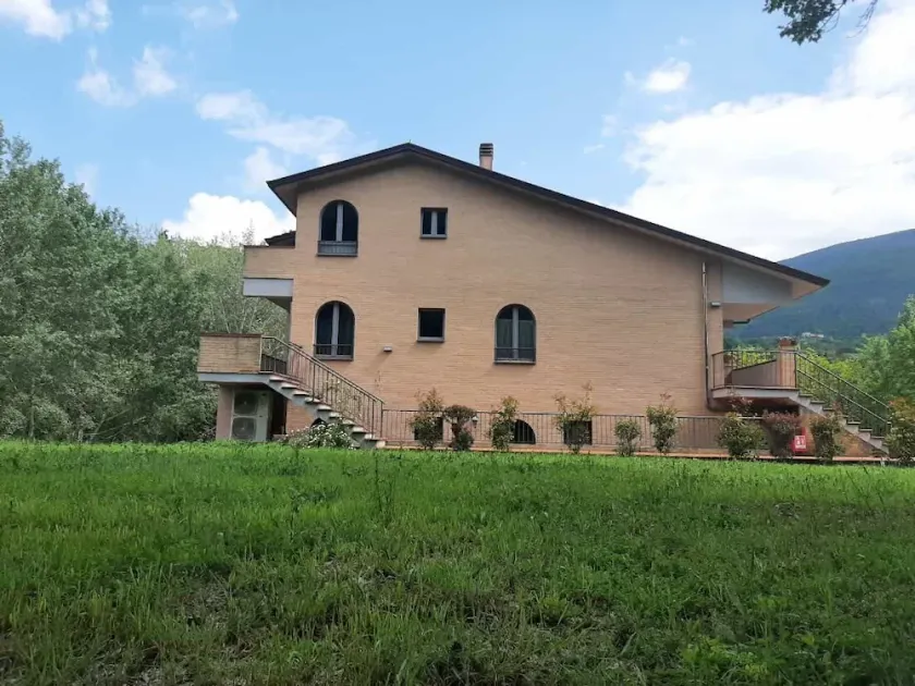 Apartment with 2 Bathrooms & Private Parking – 5 km from Assisi - Image 1