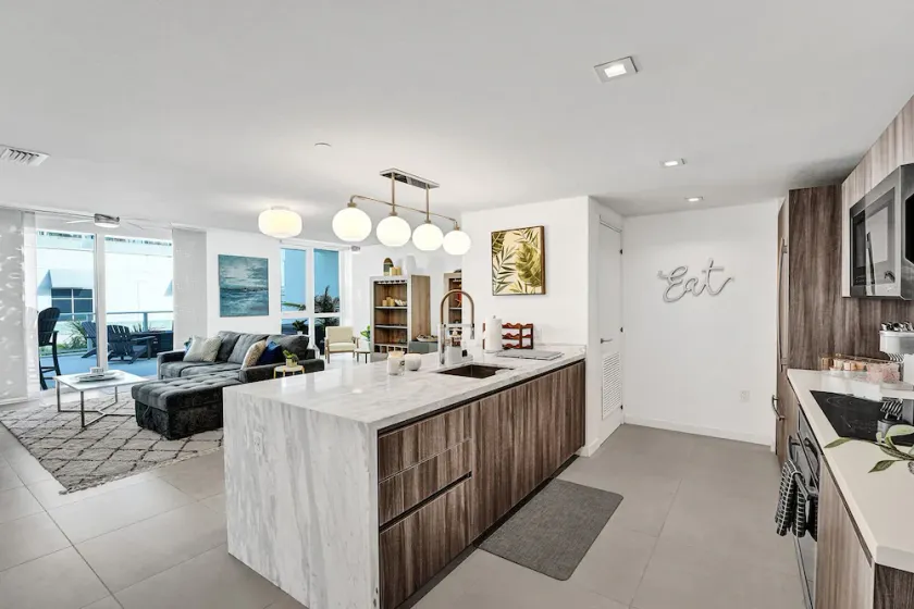 Luxury Condo On The Beach. Huge Private Balcony. 5-Star Amenities - Image 1