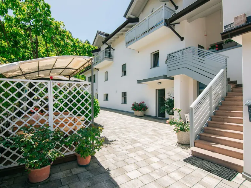 Hermoso apartamento para 4 personas con WIFI, TV, patio y mascotas permitida - Image 1