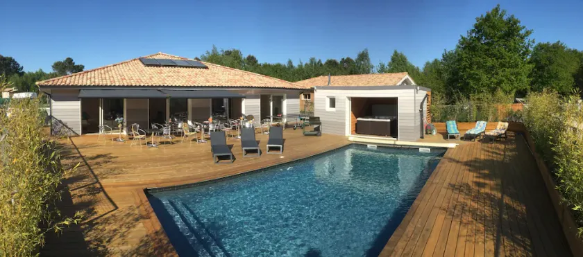 Smukt hus på 300 m² med opvarmet swimmingpool og spa Tæt på havet - Image 1