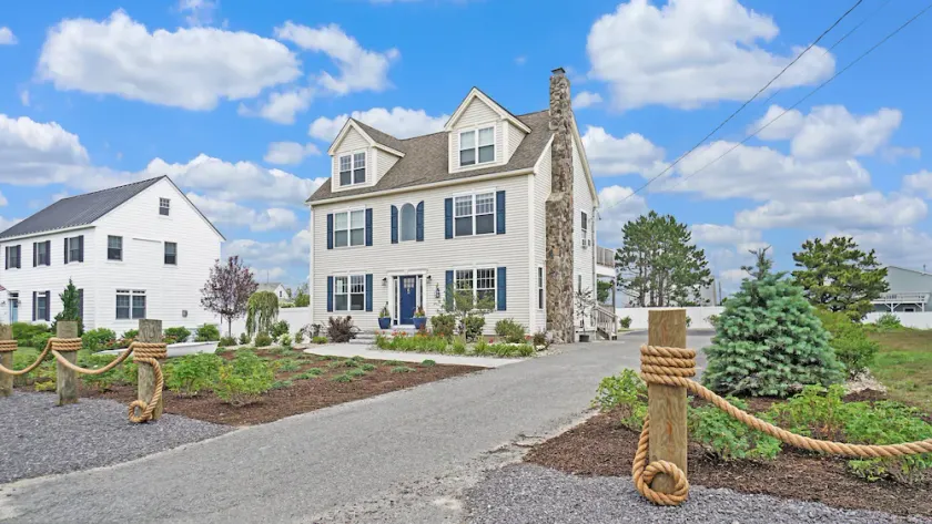 Luxury 7 Bedroom Family Beach house, Steps to Beach, Hot Tub, Sleeps 22, Parking - Image 1